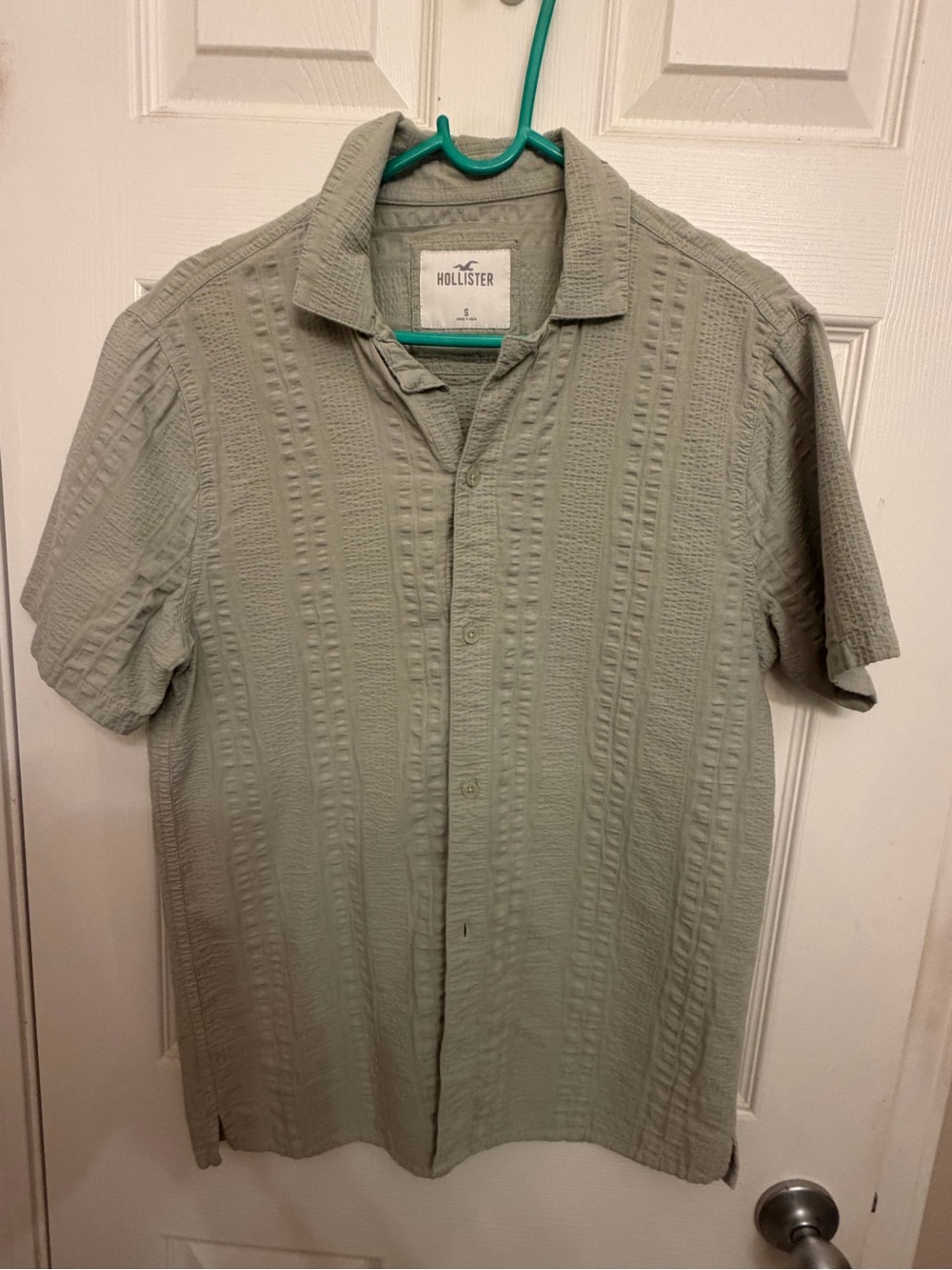 Hollister Men’s Light Sage Green Short Sleeve Button-Down Shirt